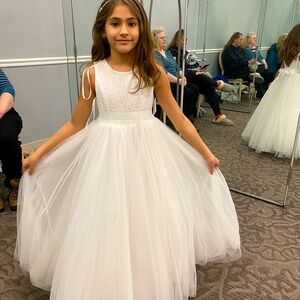 David’s Bridal Flower Girl Dress size 7 heart cut out on back. Soft white.